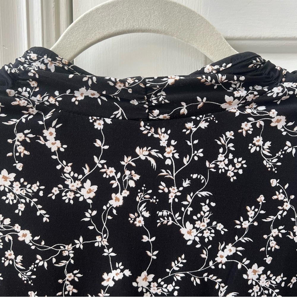 White House Black Market Black Floral V-Neck Ruched Sleeveless Blouse, Size S - Picture 4 of 6